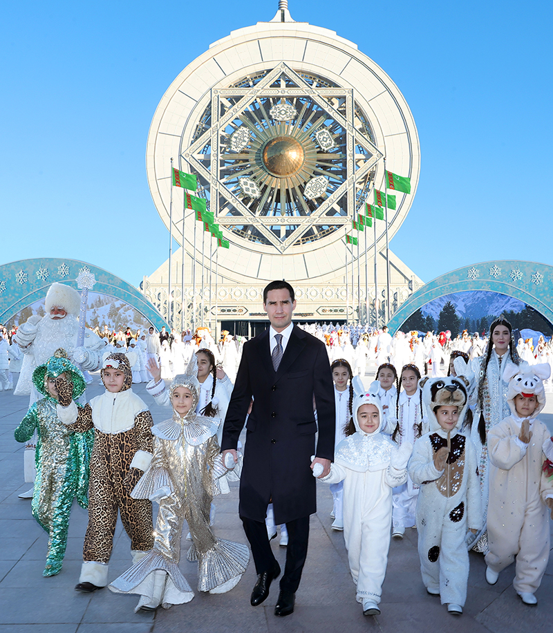 Президент Сердар Бердымухамедов принял участие в новогодних торжествах